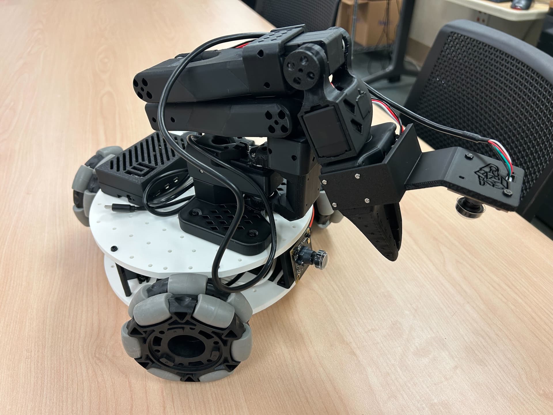 LeKiwi Low-Cost Mobile Robotic Arm